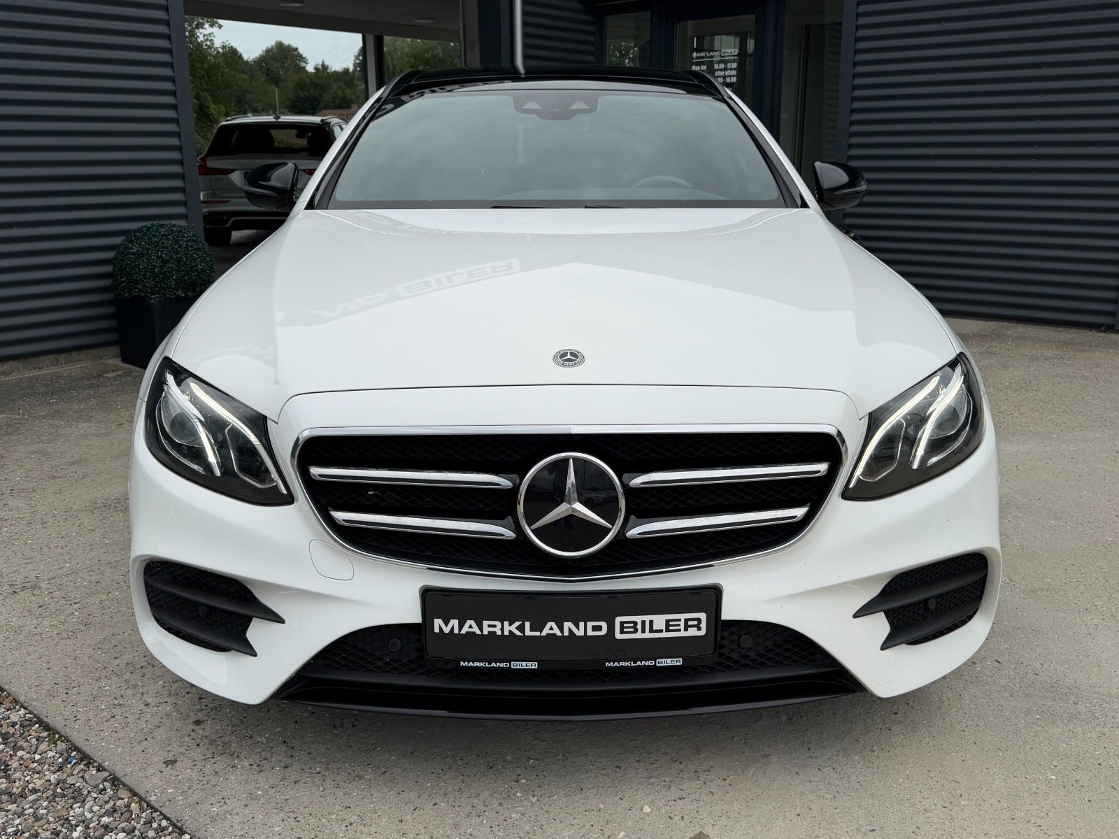 Hvid Mercedes E300 de fra 2019