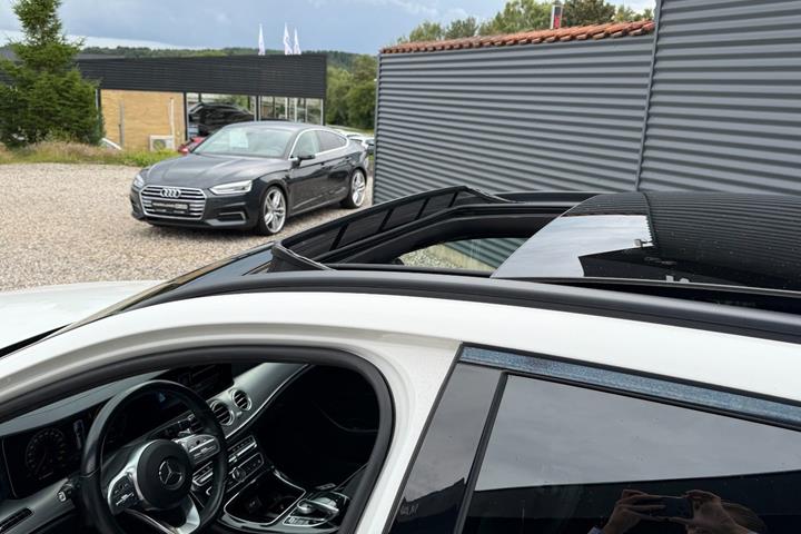 Hvid Mercedes E300 de fra 2019