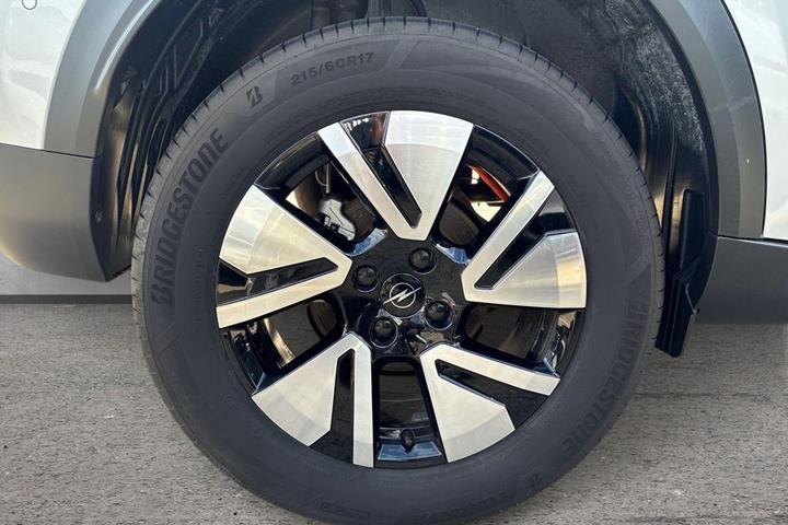 Sølv Opel Frontera fra 2025