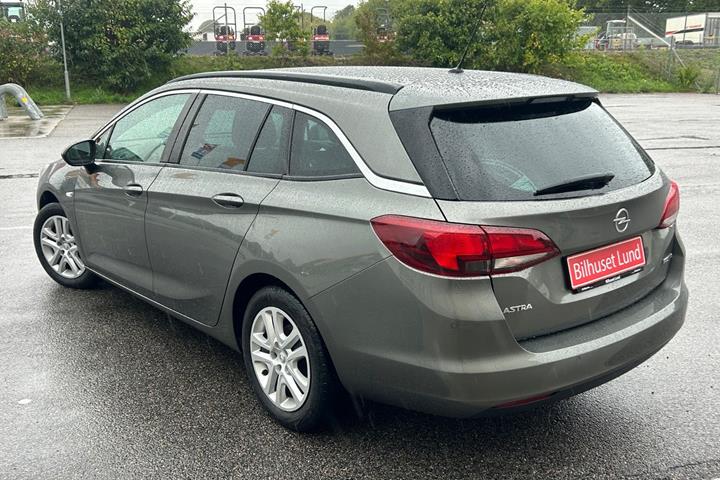 Grå Opel Astra fra 2019