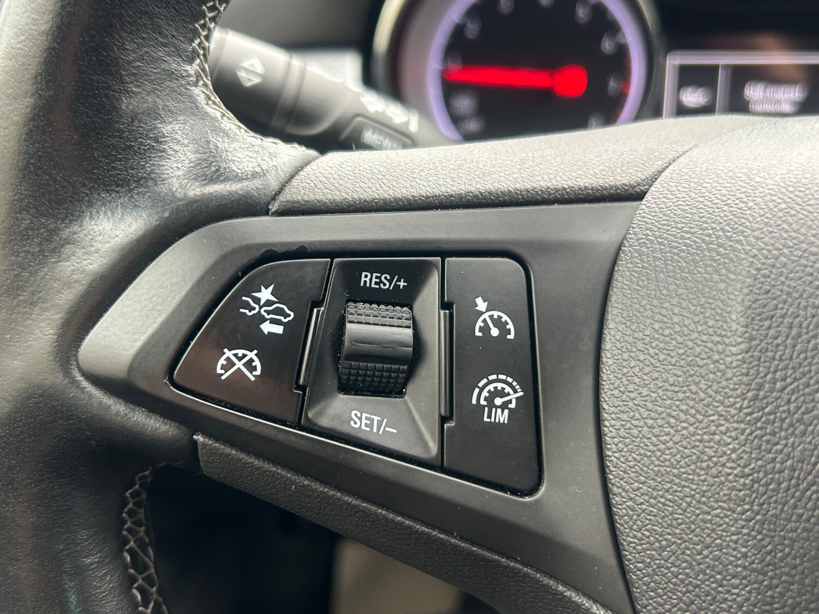 Grå Opel Astra fra 2019