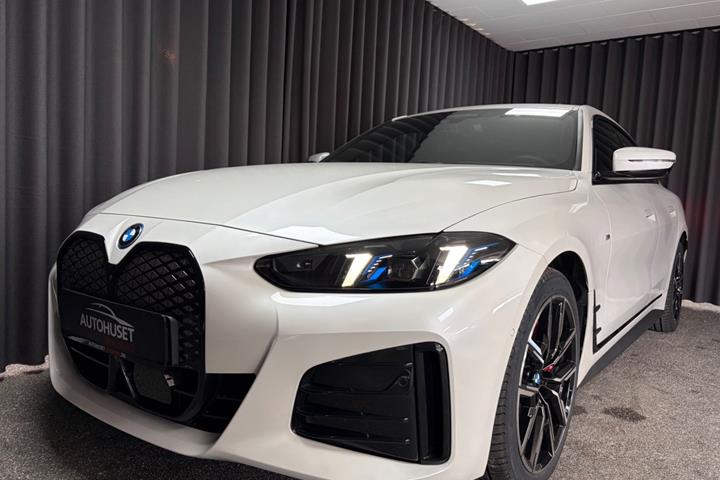 Rød BMW i4 fra 2025