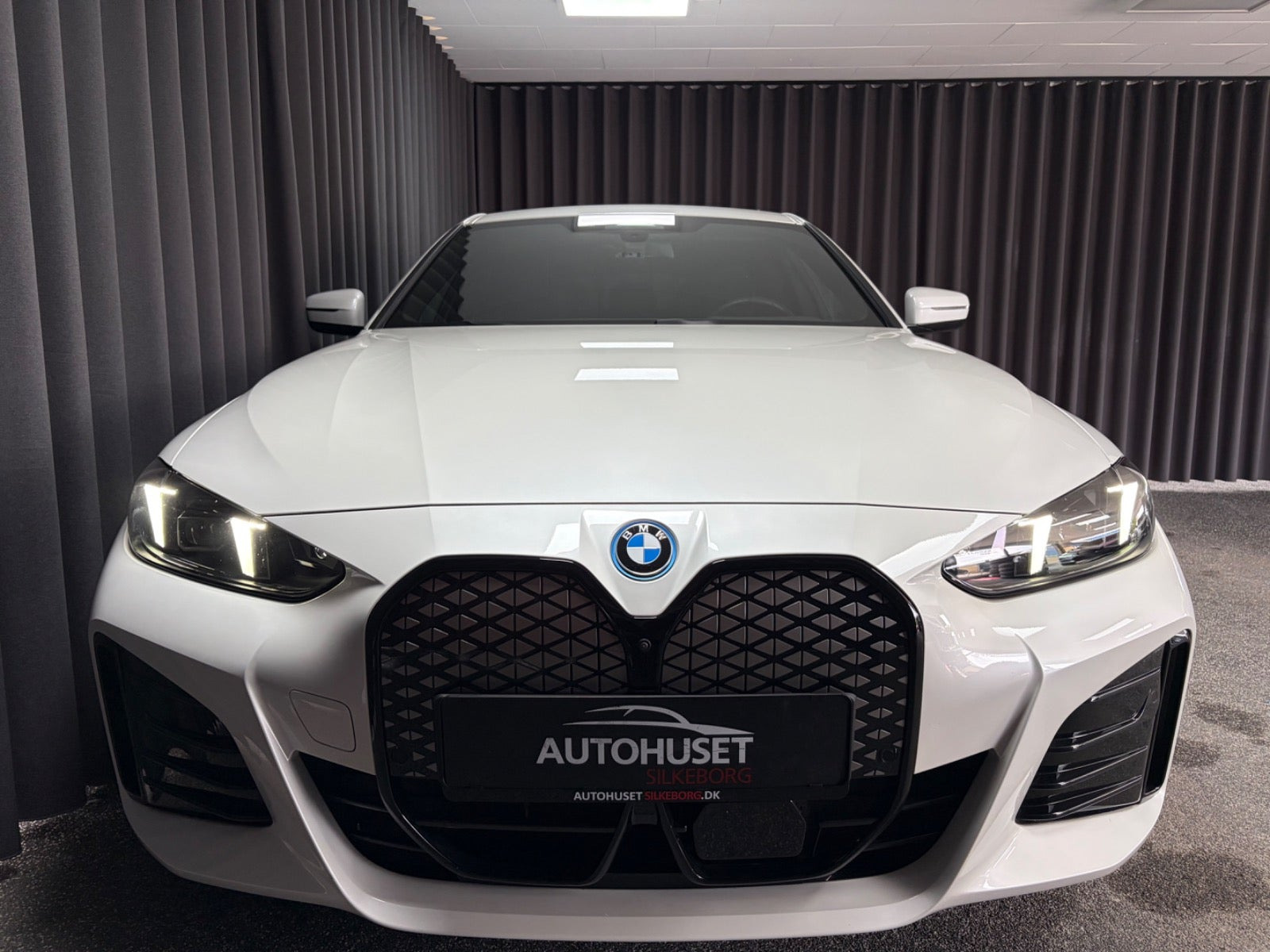 Rød BMW i4 fra 2025