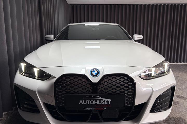 Rød BMW i4 fra 2025