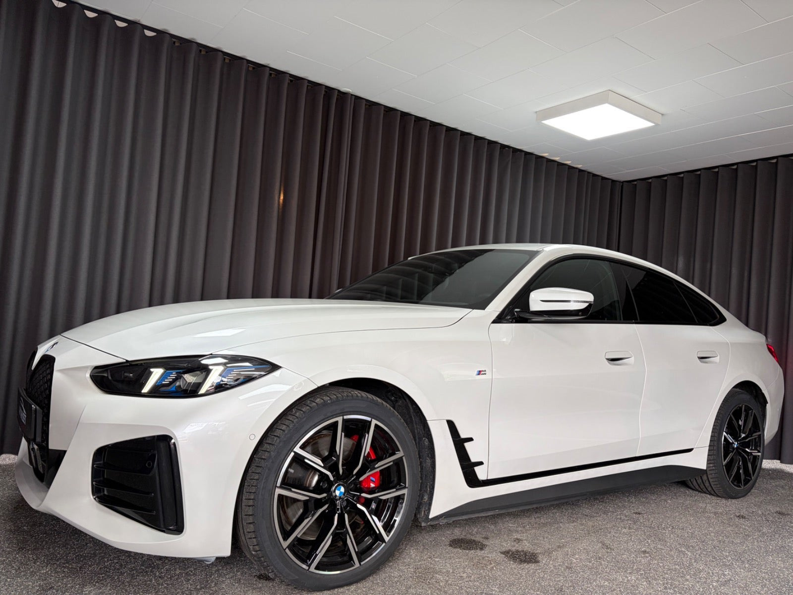 Rød BMW i4 fra 2025