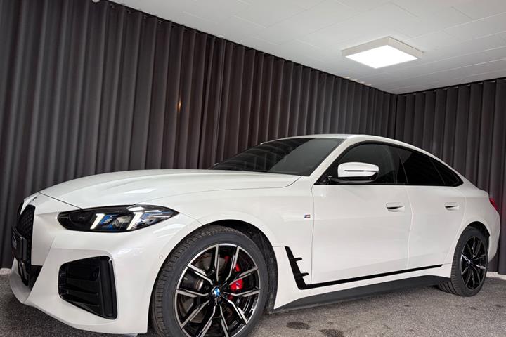Rød BMW i4 fra 2025
