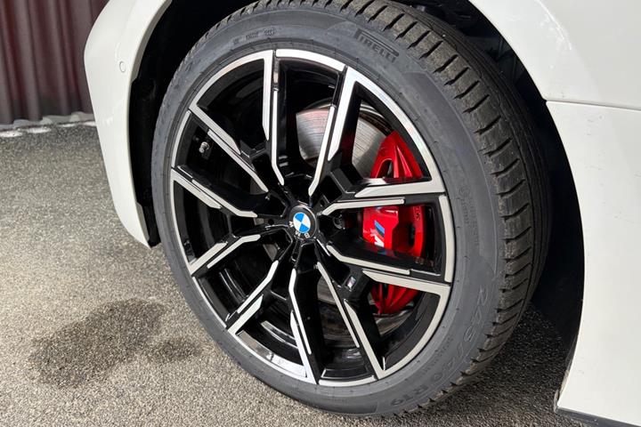 Rød BMW i4 fra 2025