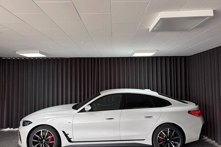 Rød BMW i4 fra 2025