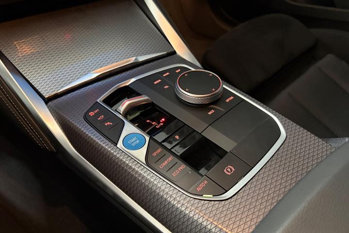 Rød BMW i4 fra 2025