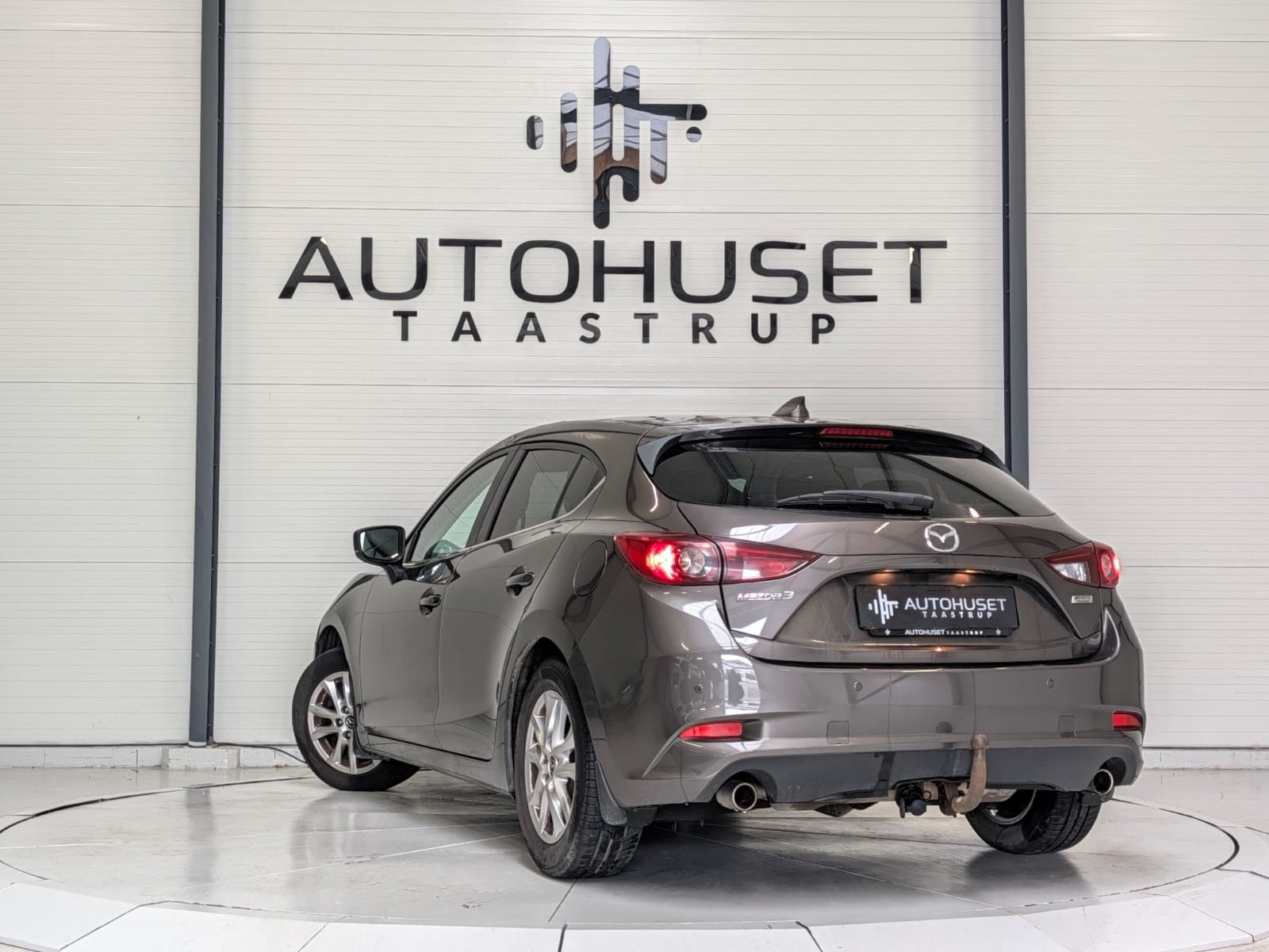 Brun Mazda 3 fra 2017