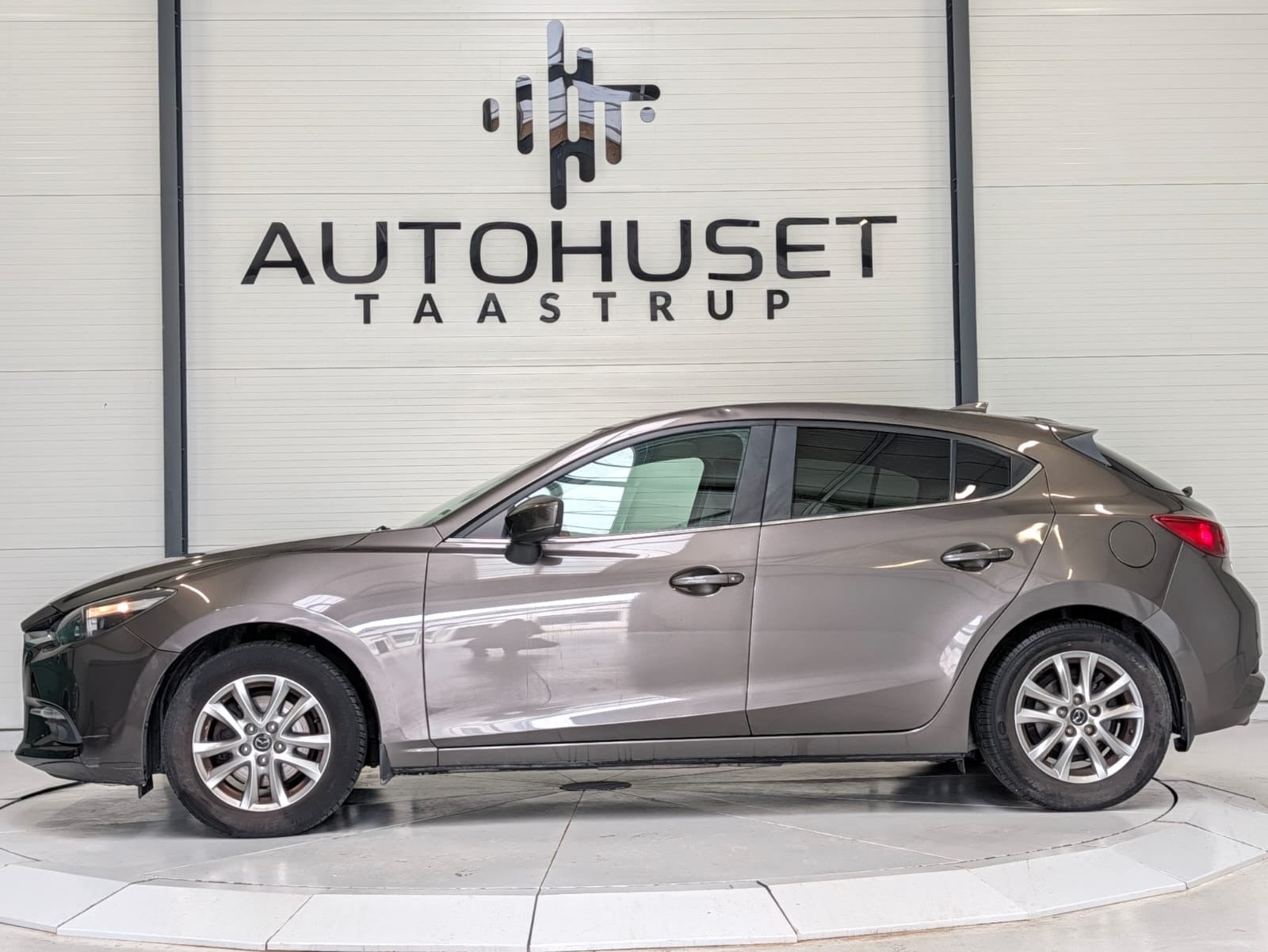 Brun Mazda 3 fra 2017