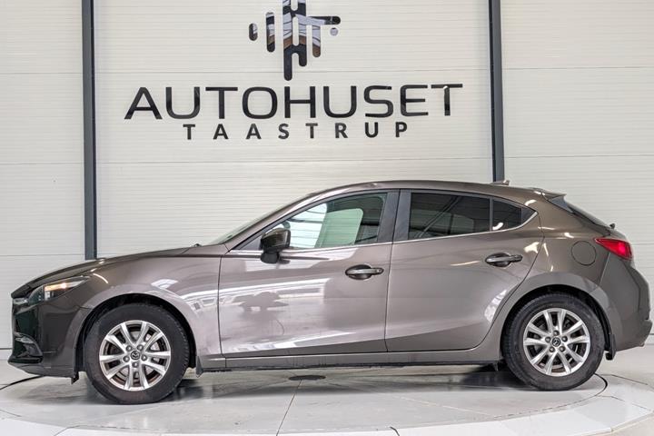 Brun Mazda 3 fra 2017