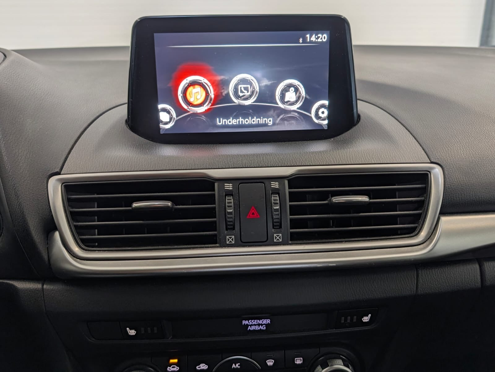Brun Mazda 3 fra 2017