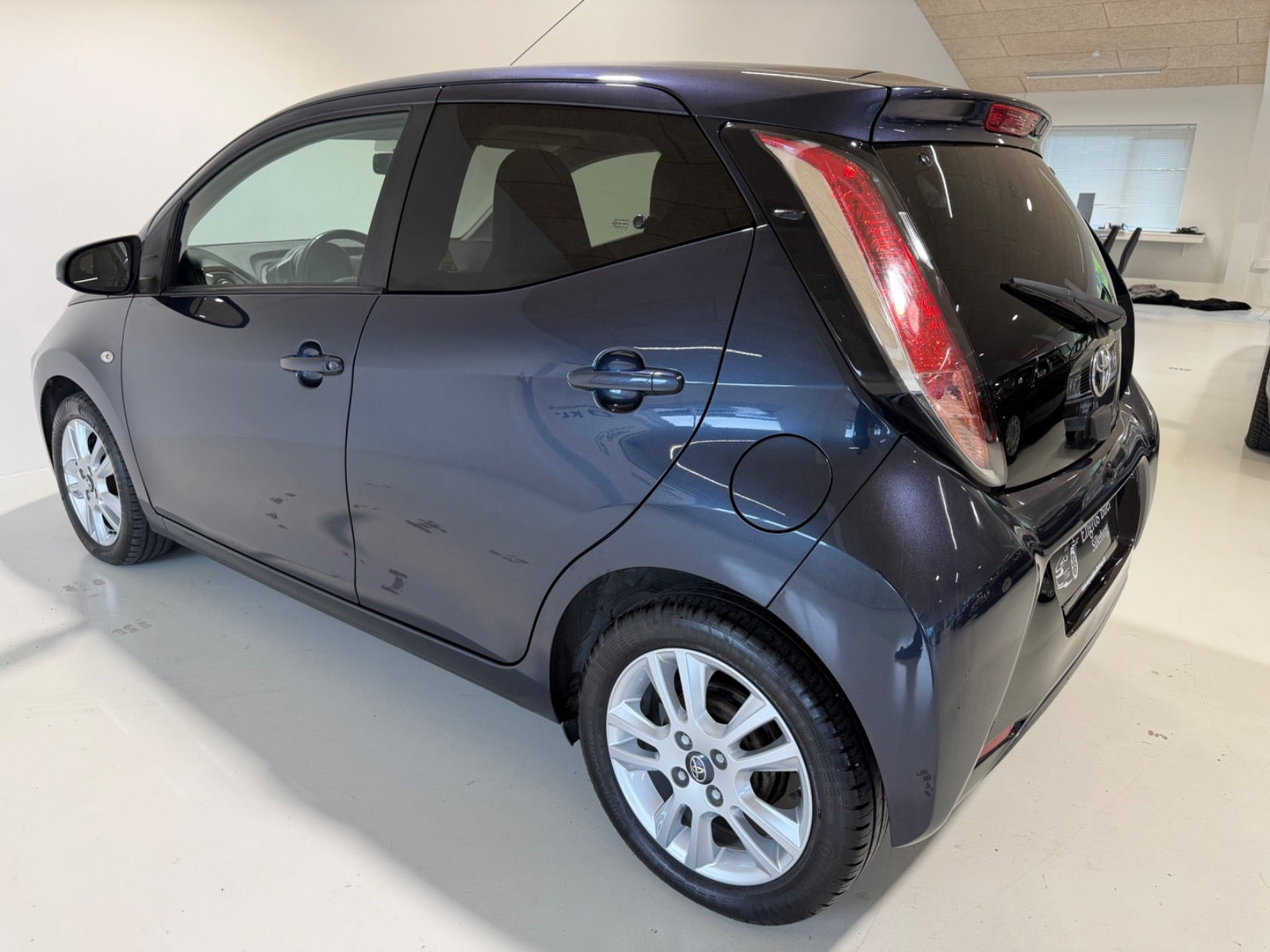 Blå Toyota Aygo fra 2015