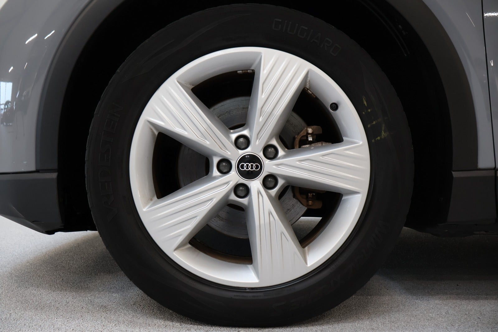 Grå Audi Q4 e-tron fra 2021