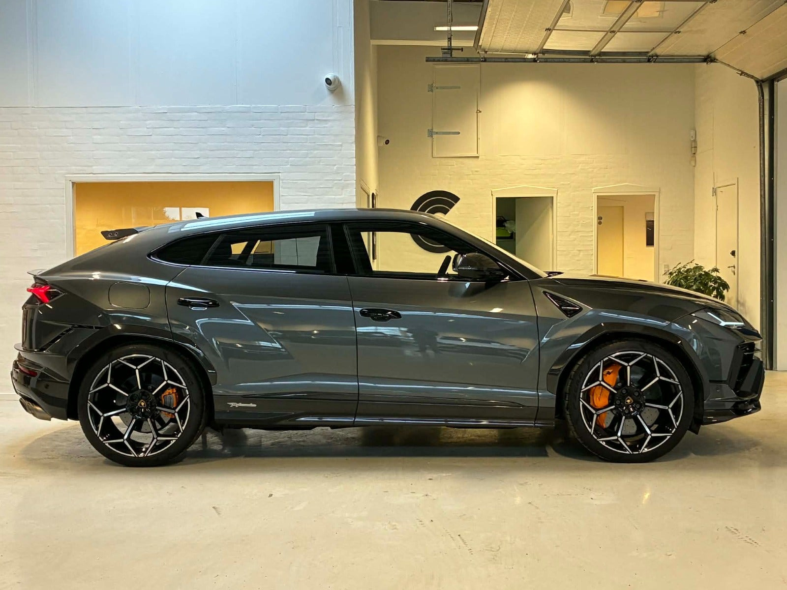 Grå Lamborghini Urus fra 2023