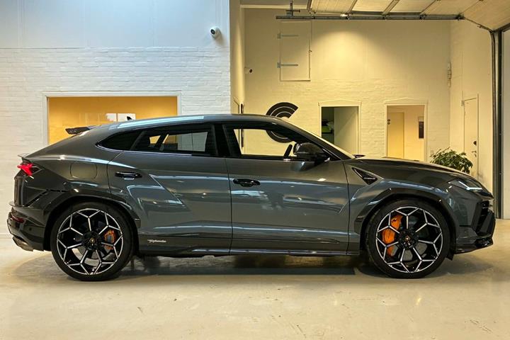 Grå Lamborghini Urus fra 2023