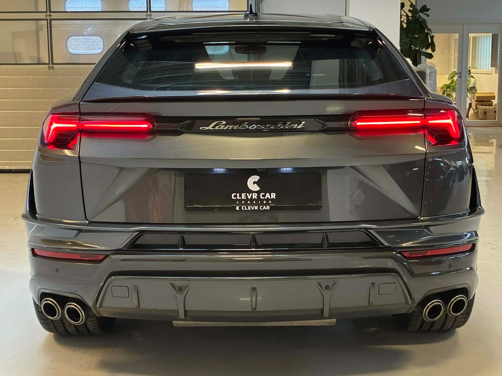 Grå Lamborghini Urus fra 2023