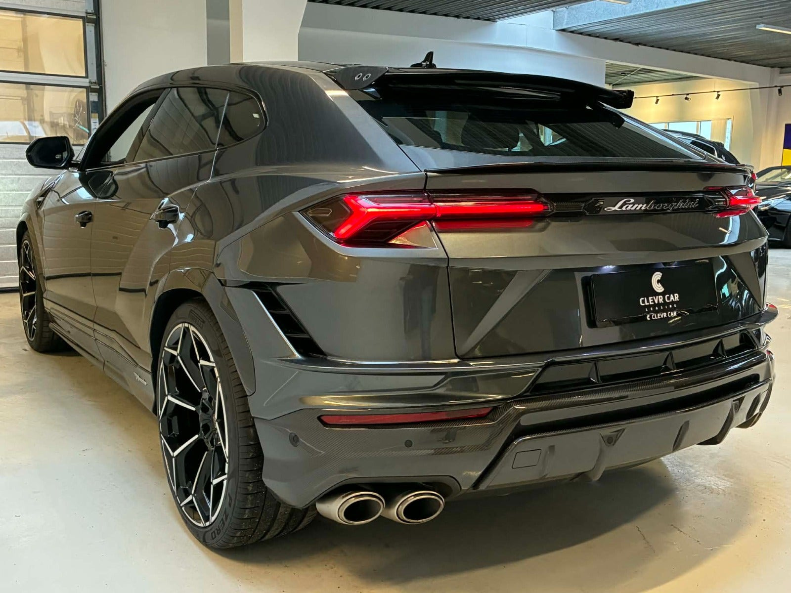 Grå Lamborghini Urus fra 2023
