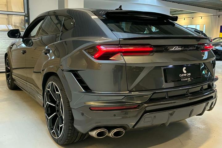 Grå Lamborghini Urus fra 2023