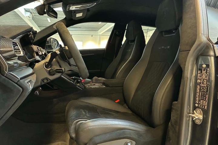 Grå Lamborghini Urus fra 2023