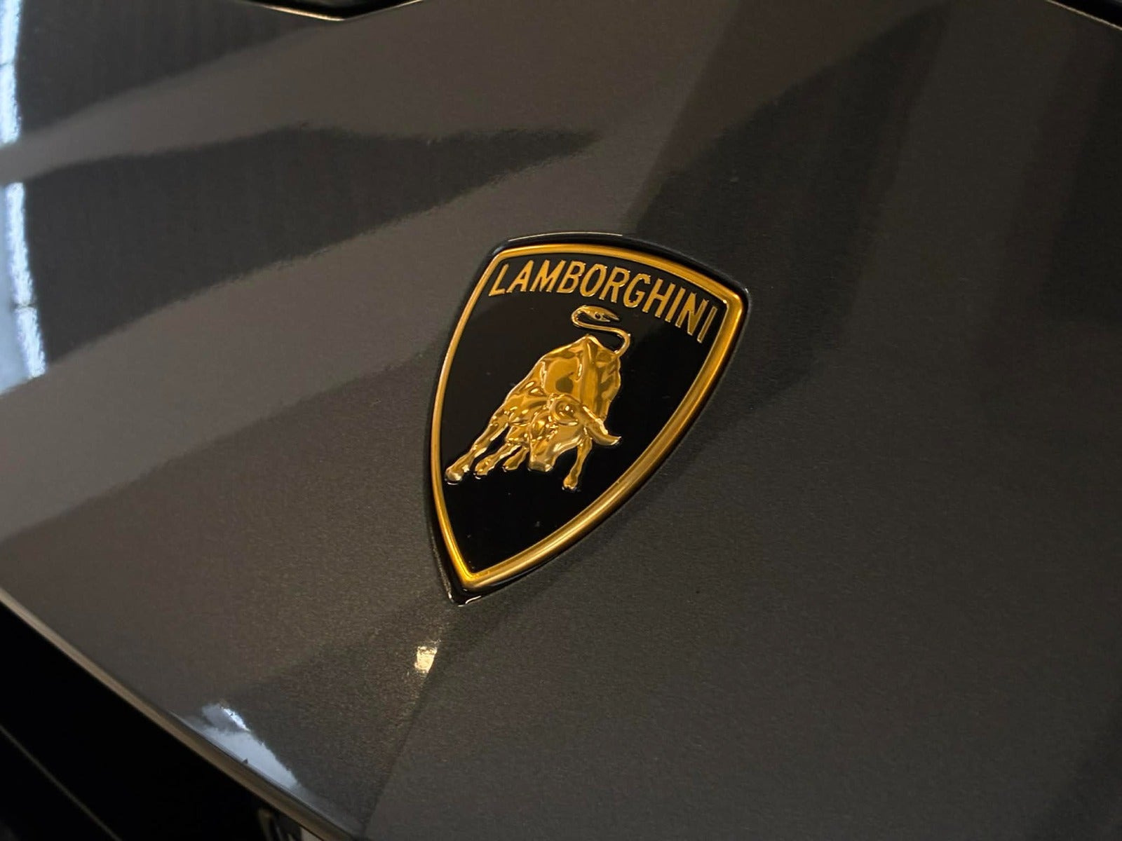 Grå Lamborghini Urus fra 2023