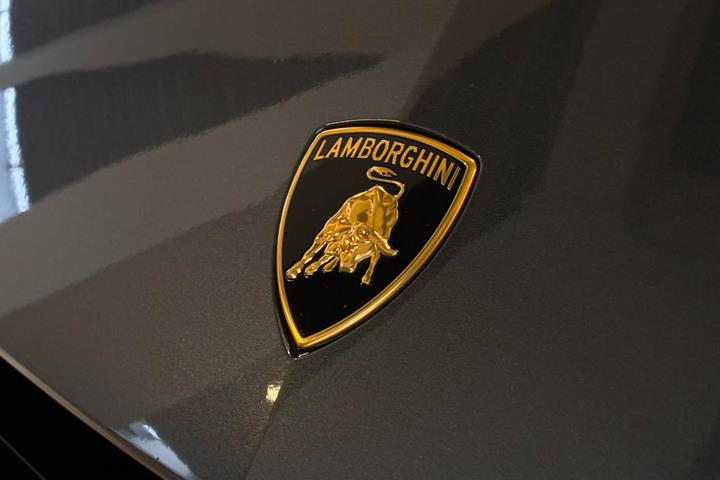 Grå Lamborghini Urus fra 2023