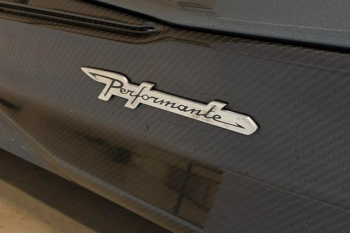 Grå Lamborghini Urus fra 2023