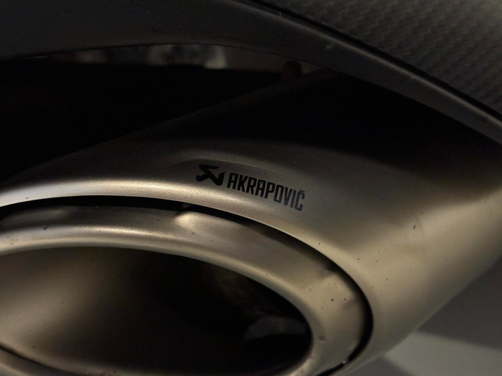 Grå Lamborghini Urus fra 2023