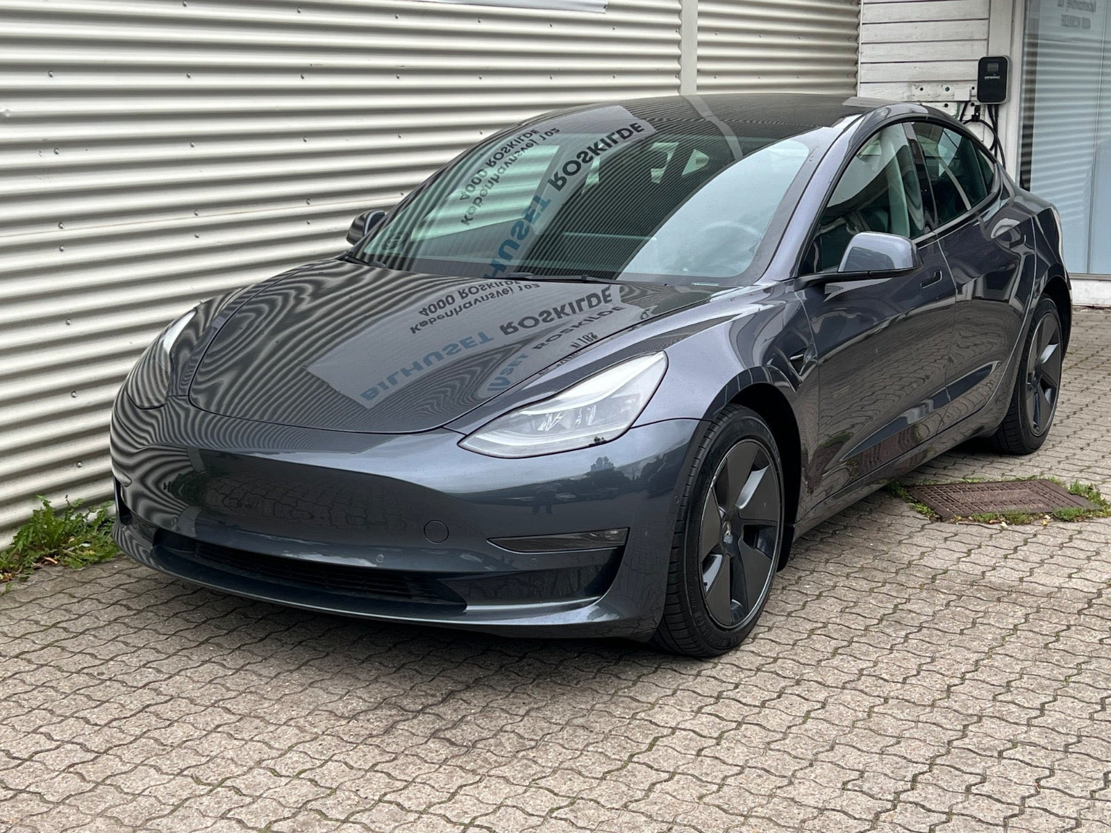 Grå Tesla Model 3 fra 2021