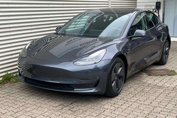 Grå Tesla Model 3 fra 2021