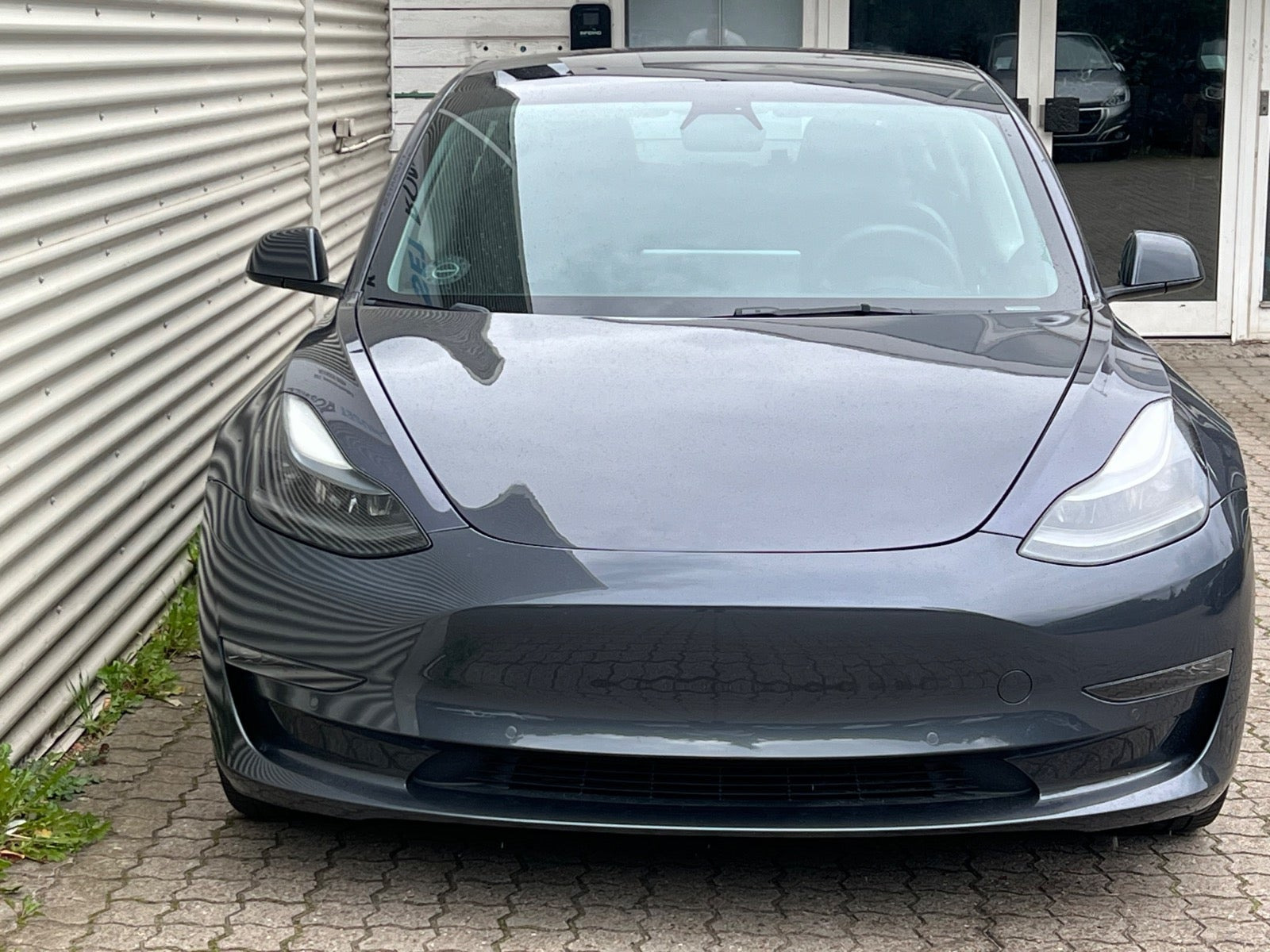 Grå Tesla Model 3 fra 2021