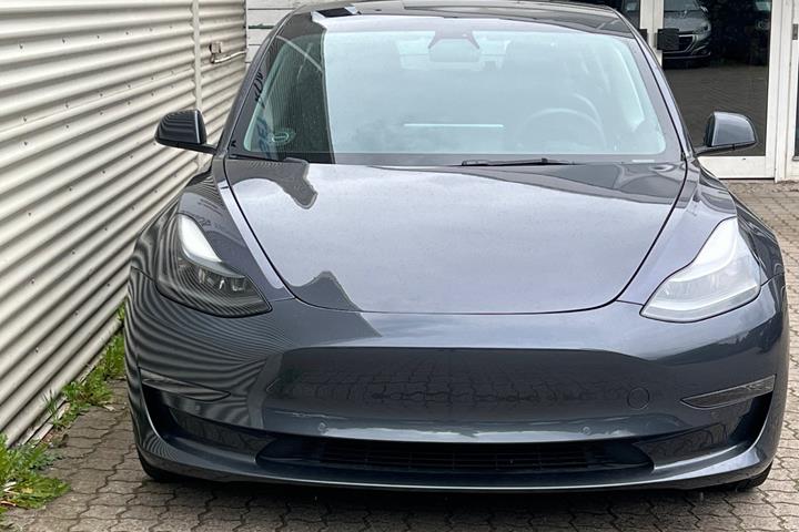 Grå Tesla Model 3 fra 2021