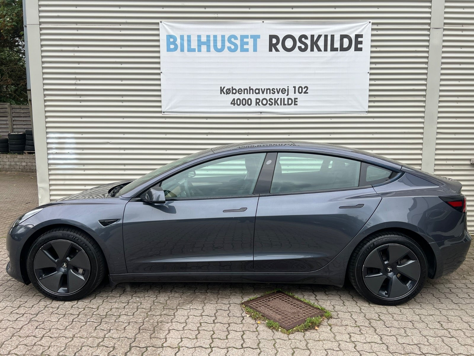 Grå Tesla Model 3 fra 2021