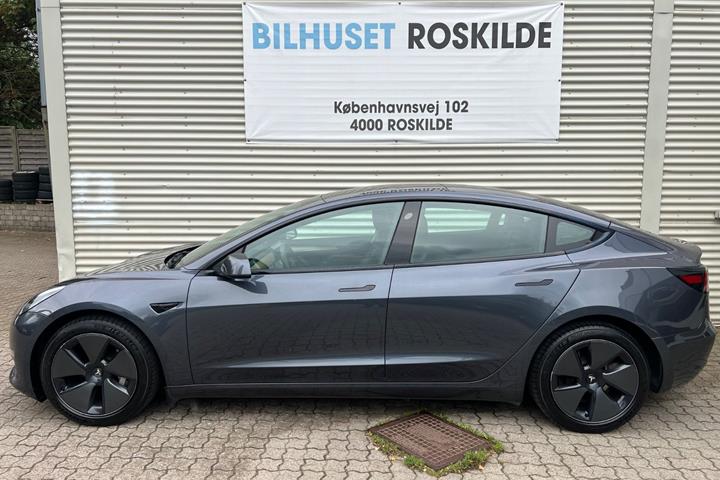 Grå Tesla Model 3 fra 2021