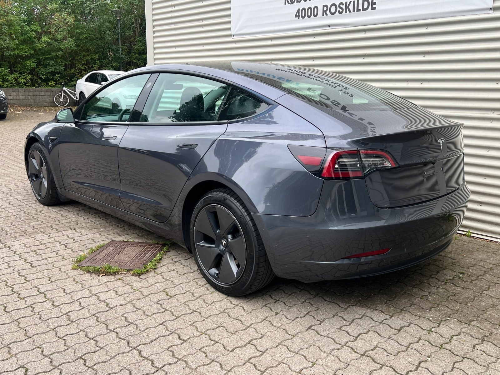 Grå Tesla Model 3 fra 2021