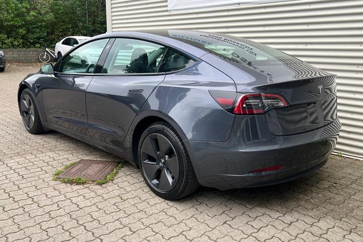 Grå Tesla Model 3 fra 2021