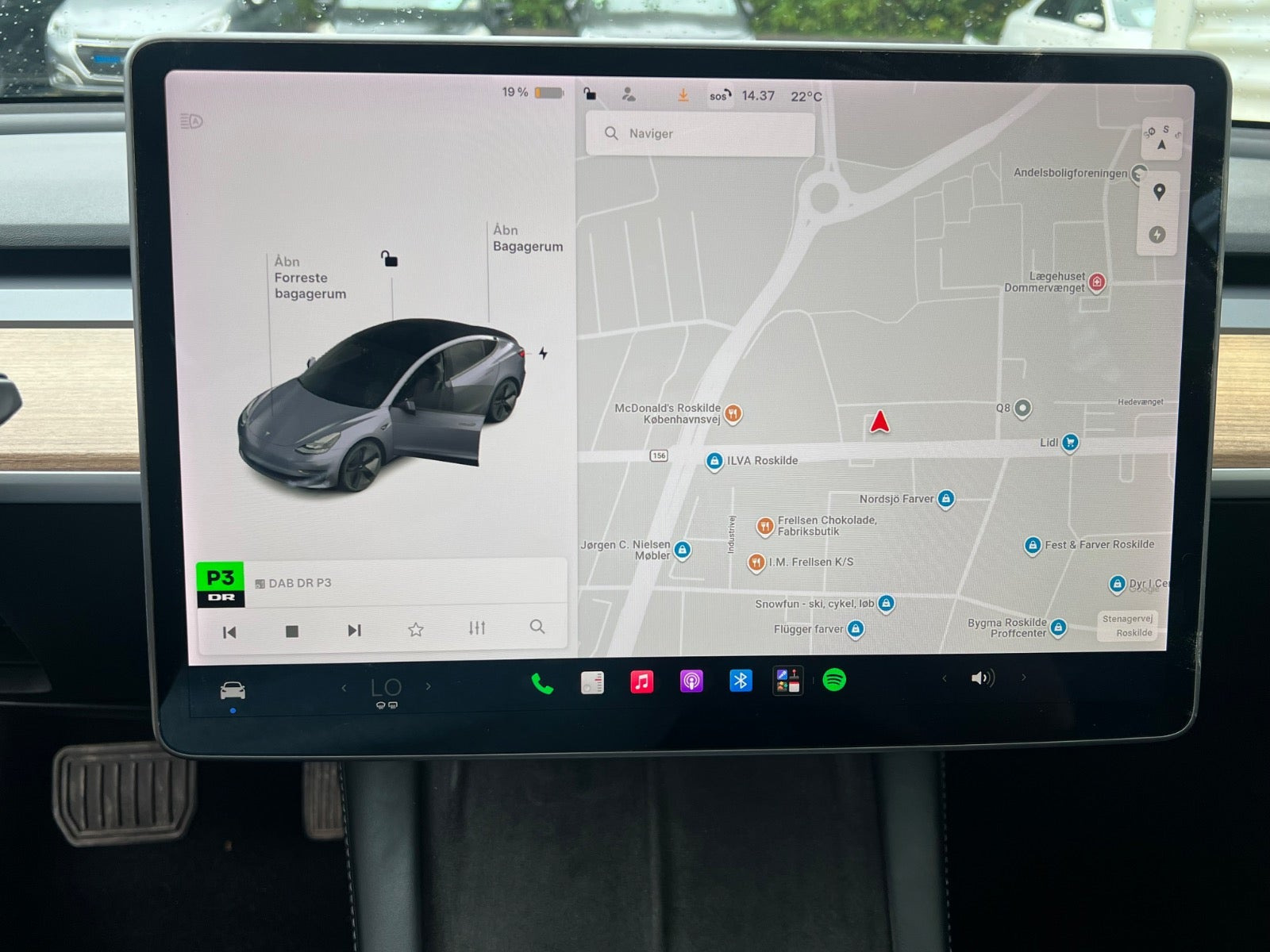 Grå Tesla Model 3 fra 2021