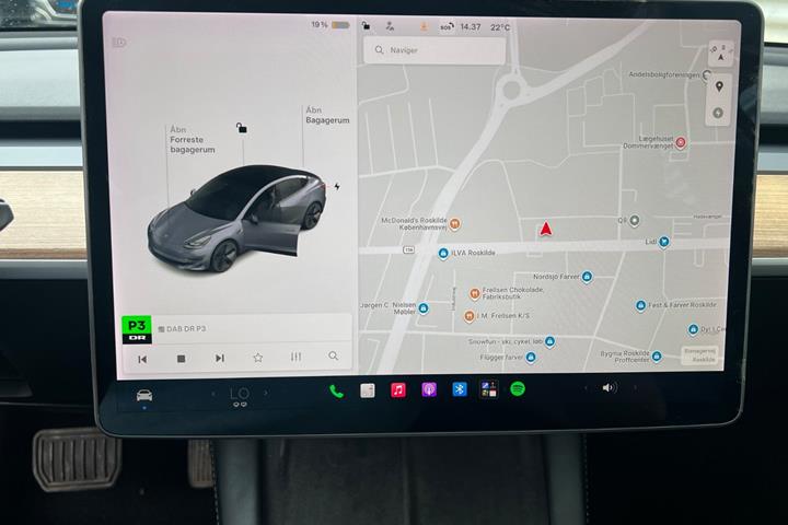 Grå Tesla Model 3 fra 2021