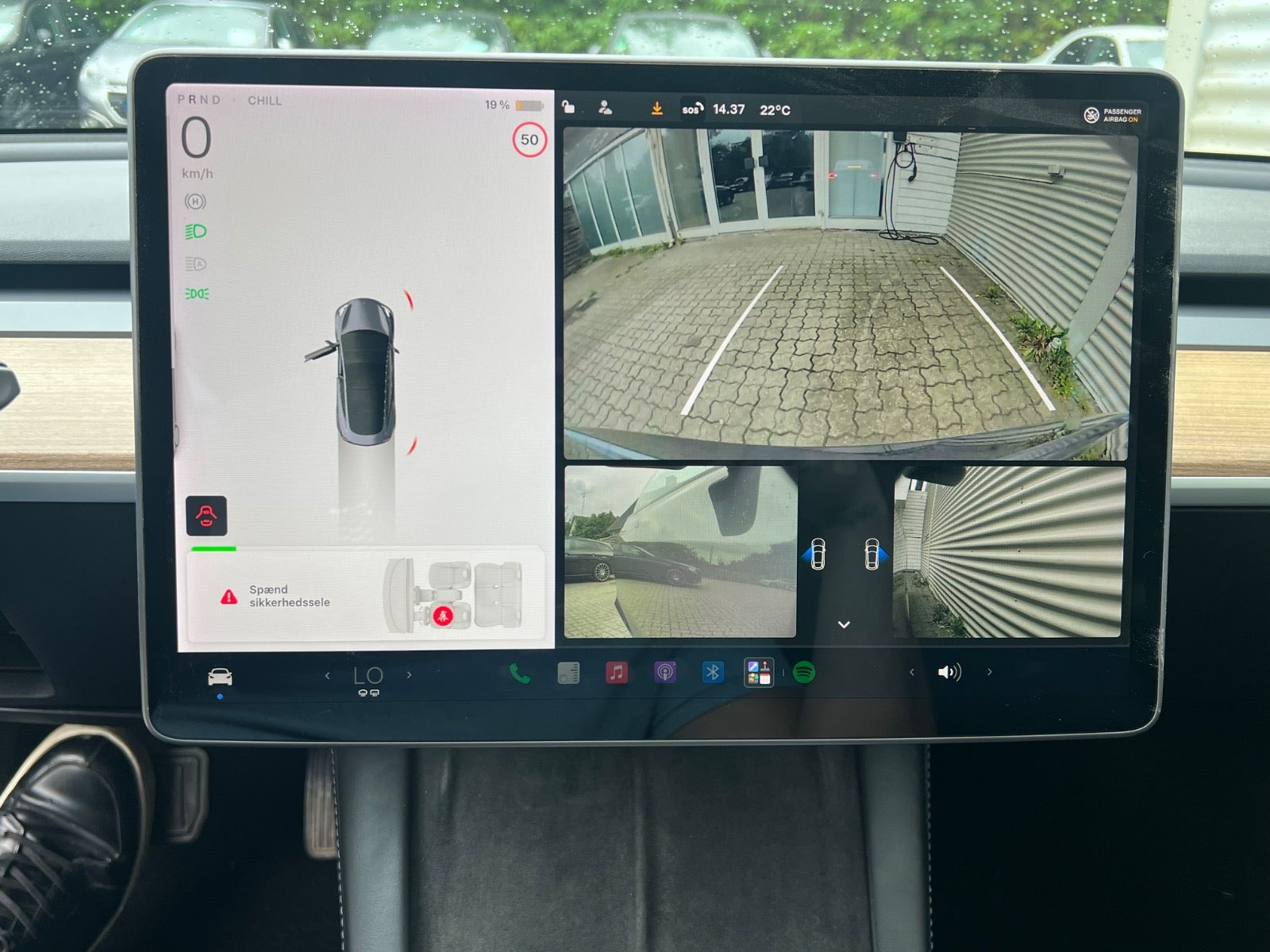 Grå Tesla Model 3 fra 2021