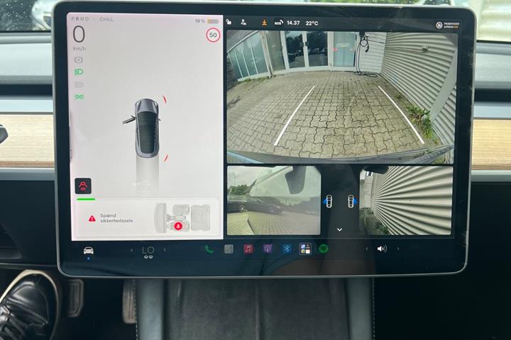 Grå Tesla Model 3 fra 2021