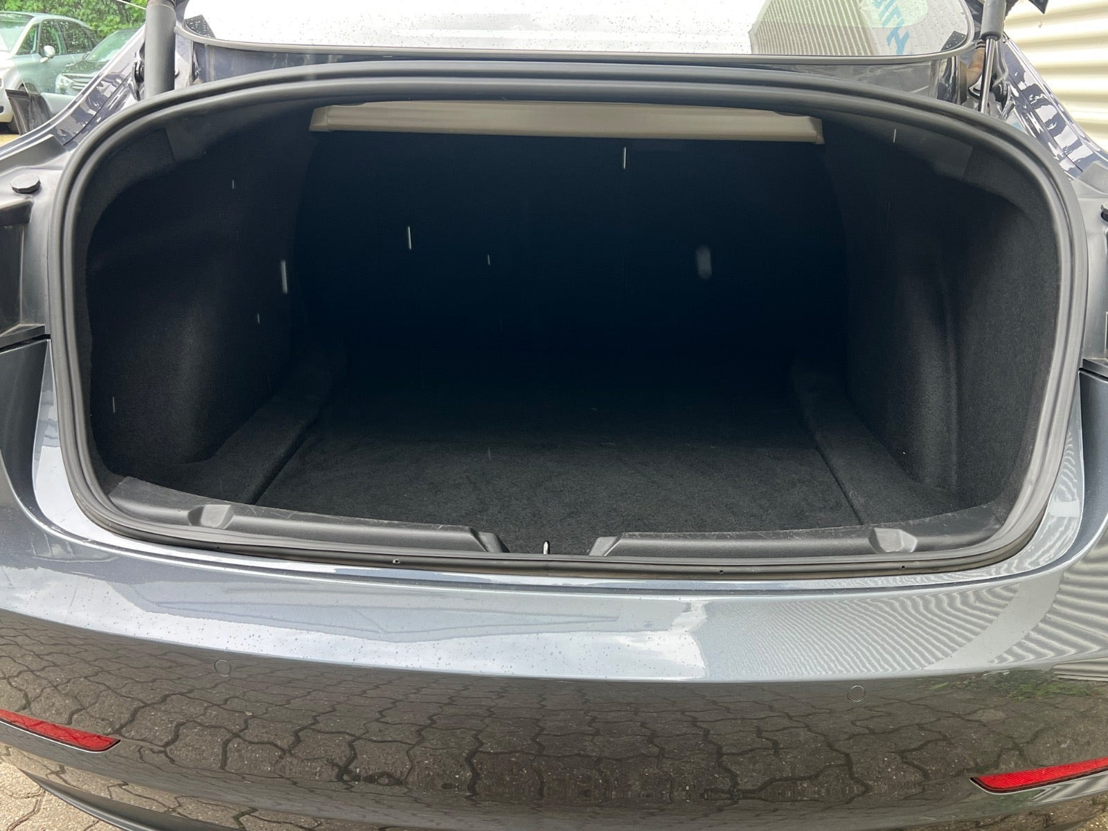 Grå Tesla Model 3 fra 2021