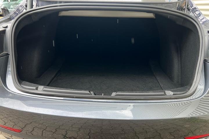 Grå Tesla Model 3 fra 2021