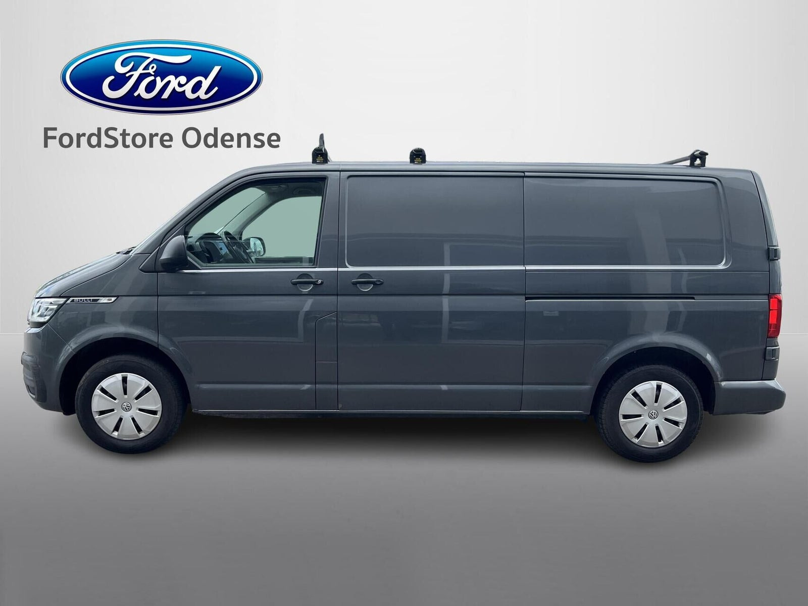 Grå VW Transporter fra 2021