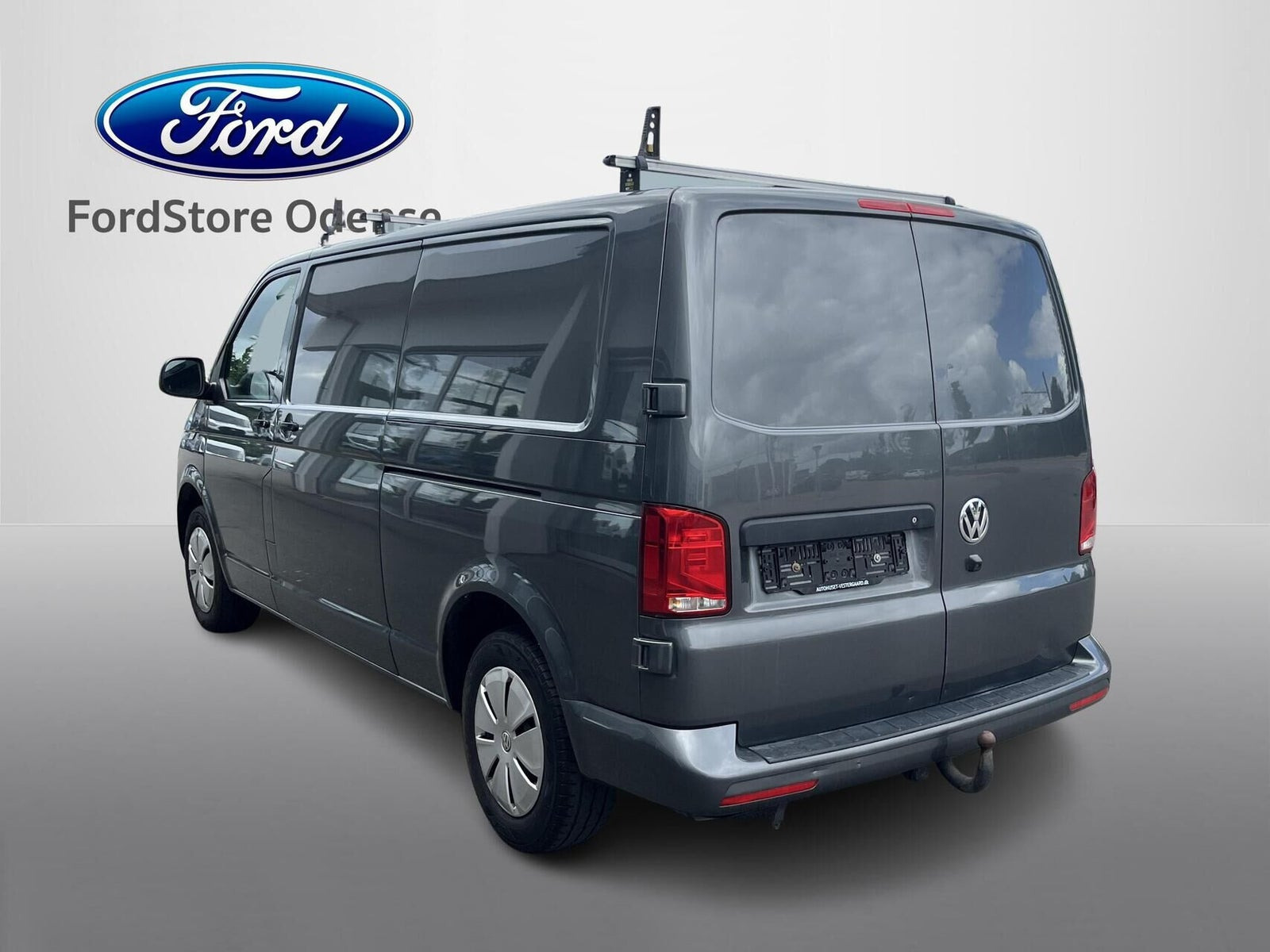 Grå VW Transporter fra 2021