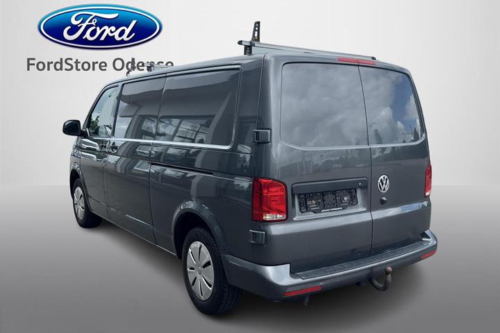 Grå VW Transporter fra 2021