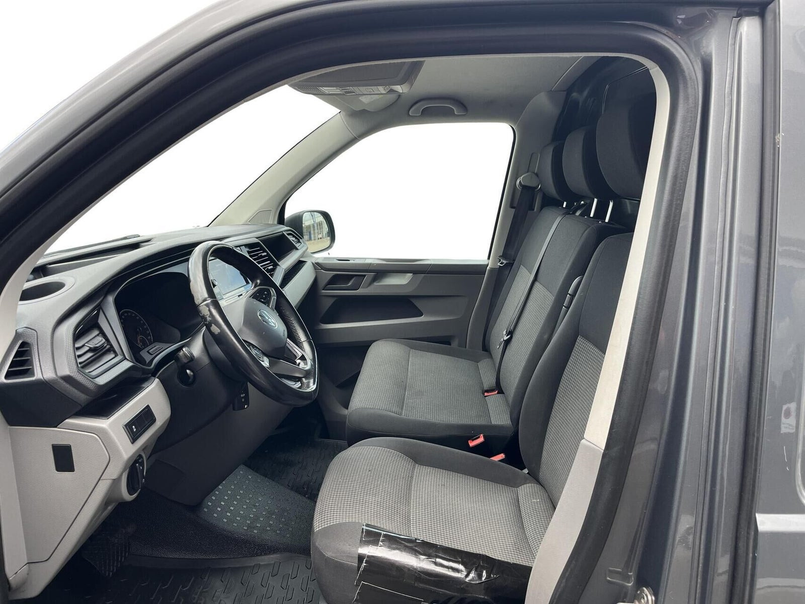 Grå VW Transporter fra 2021