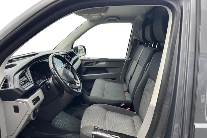 Grå VW Transporter fra 2021