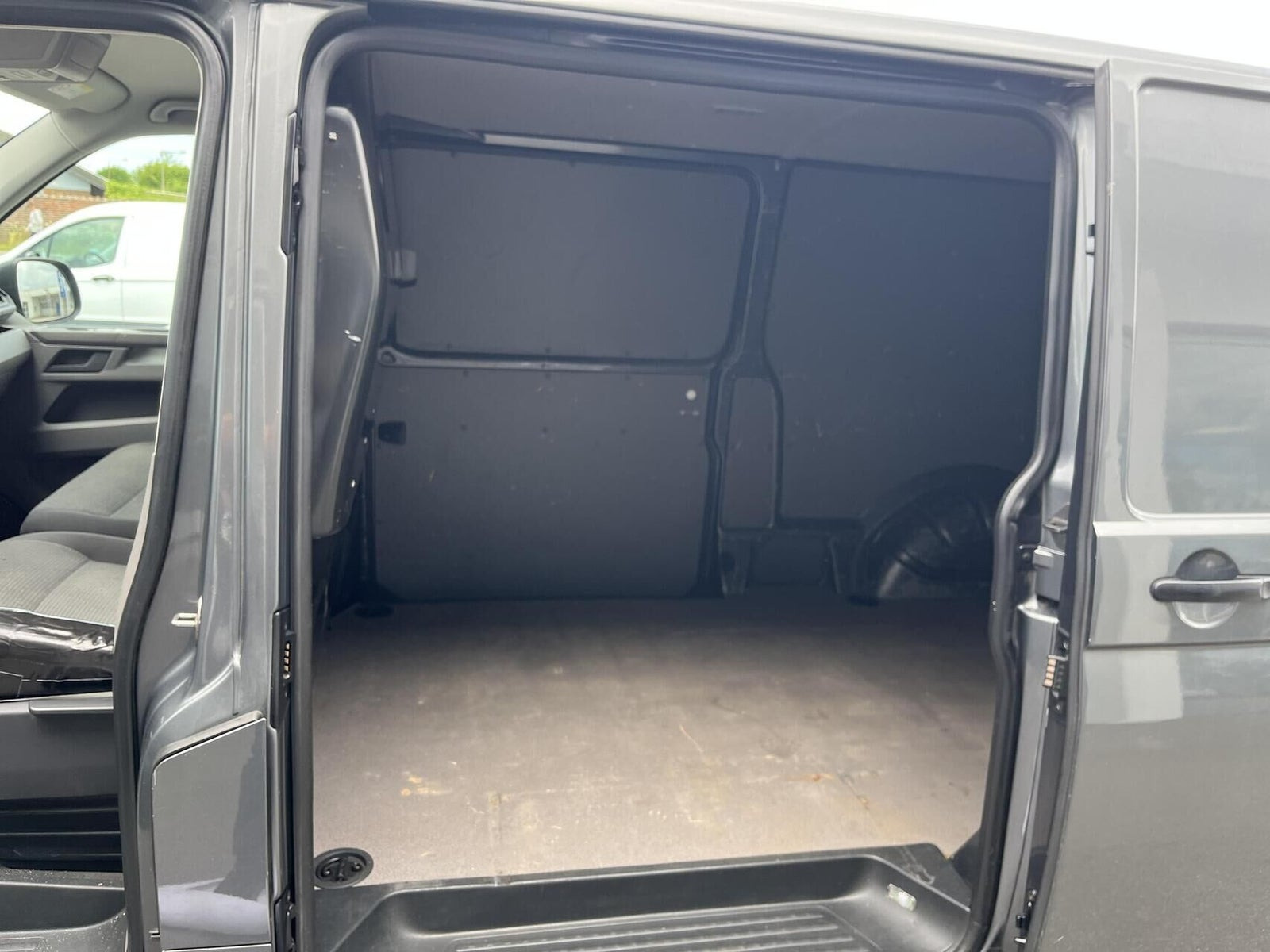 Grå VW Transporter fra 2021