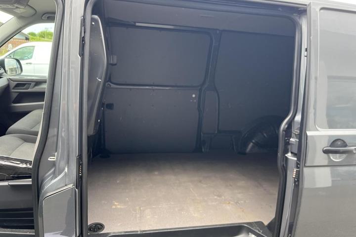 Grå VW Transporter fra 2021